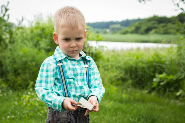 Liten pojke på naturen — Stockfoto