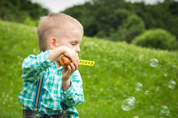 Menino inflando bolhas de sabão — Fotografia de Stock