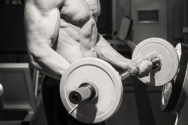 pazı için bar yükselişi yapan erkek.