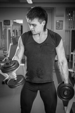 ağır dumbbell ile egzersiz yapan erkek