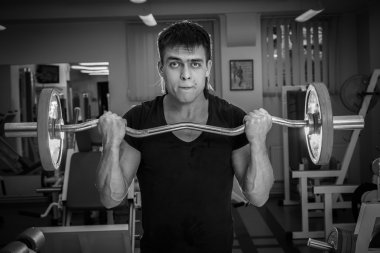 pazı için bar yükselişi yapan erkek.