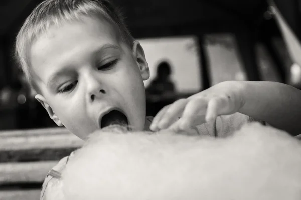 Niño comiendo dulces dulces de algodón —  Fotos de Stock