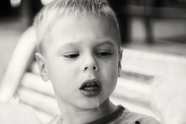 Niño comiendo dulces dulces de algodón —  Fotos de Stock