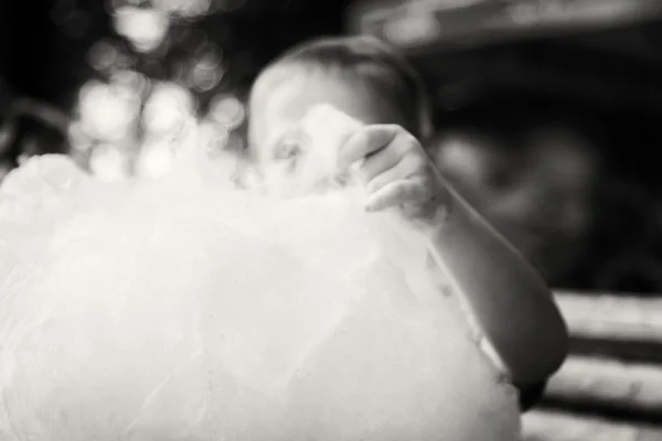 Mały chłopiec jedzenia słodkich Wata cukrowa — Zdjęcie stockowe