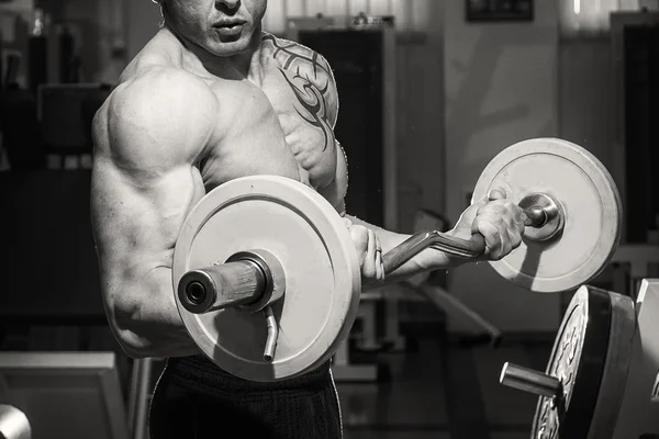 Člověk dělá vzestup baru na biceps. — Stock fotografie