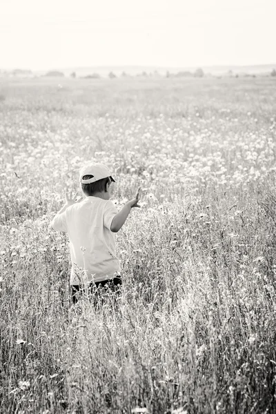 Boy walking in field — Stock Photo, Image