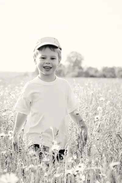 Niño caminando en el campo —  Fotos de Stock