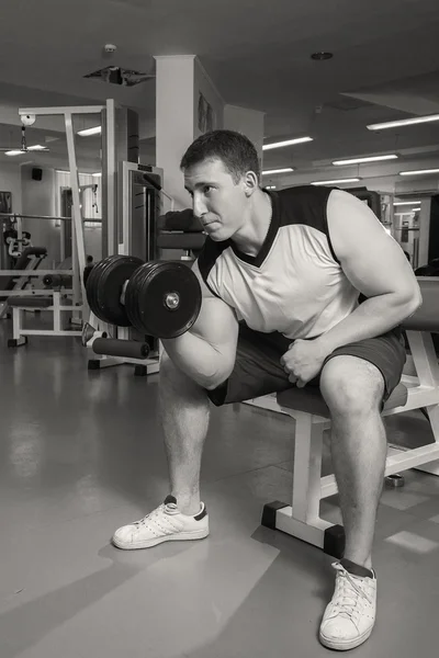 Allenamento uomo con manubrio — Foto Stock