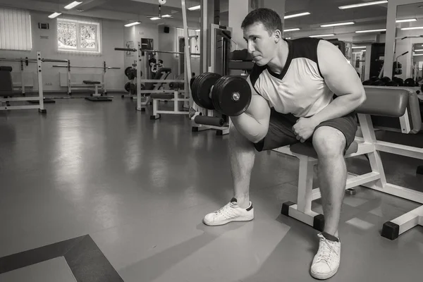 Entrenamiento de hombre con mancuerna — Foto de Stock