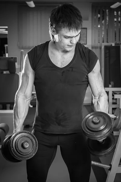 Homme faisant de l'entraînement avec haltère lourd — Photo