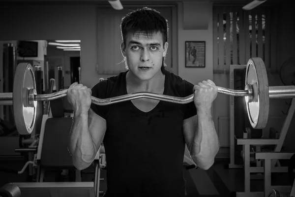 Man doing the rise of the bar for biceps. — Stock Photo, Image