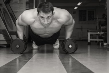 ağır dumbbell ile egzersiz yapan erkek