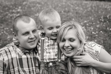 Çimlerin üzerinde bir aile