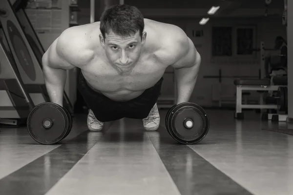 Mann beim Workout mit schwerer Hantel — Stockfoto