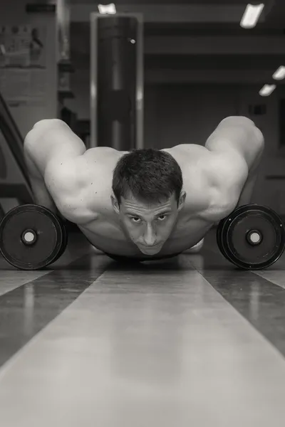 Uomo che fa allenamento con manubri pesanti — Foto Stock