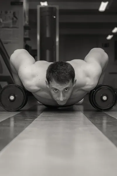 Homem fazendo exercício com halteres pesados — Fotografia de Stock