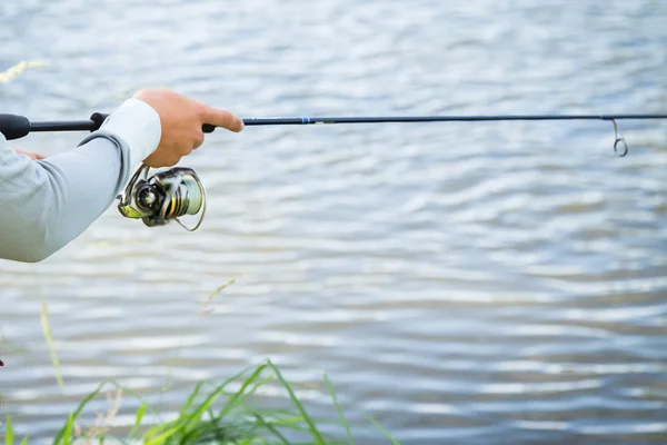 Hombre pescando —  Fotos de Stock