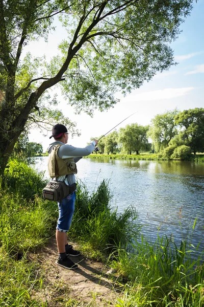 Hombre pescando — Foto de Stock