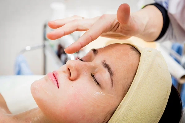 Facial treatment — Stock Photo, Image