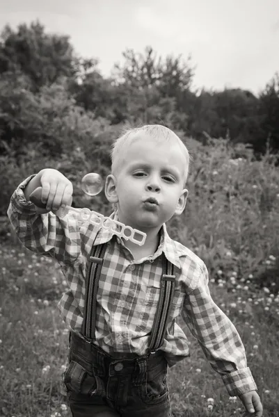 Chlapec nafouknutí mýdlové bubliny — Stock fotografie