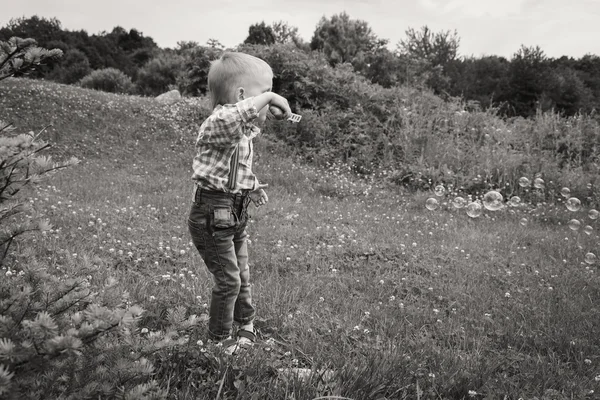 Chlapec nafouknutí mýdlové bubliny — Stock fotografie