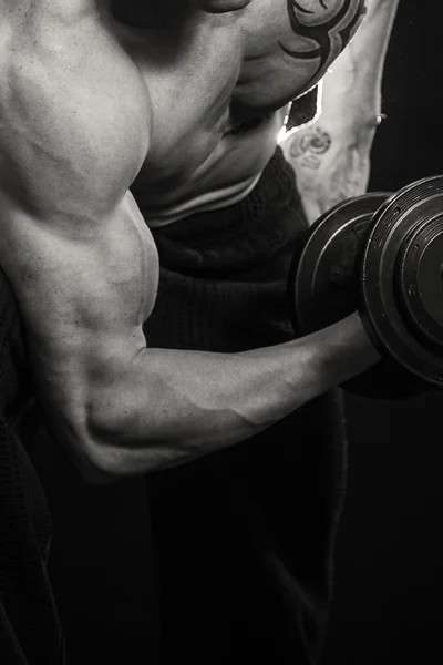 Homem do músculo com halteres — Fotografia de Stock