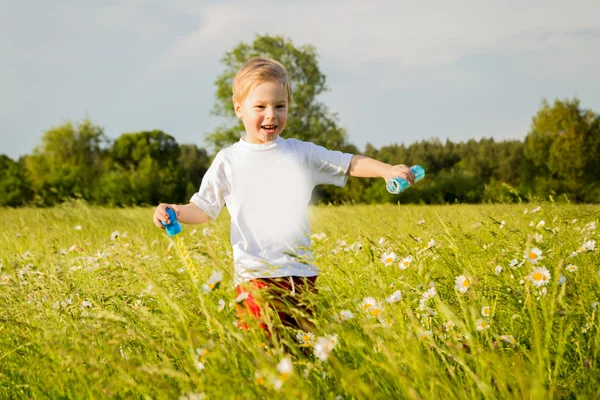 Boy playing in the field — Stock Photo, Image