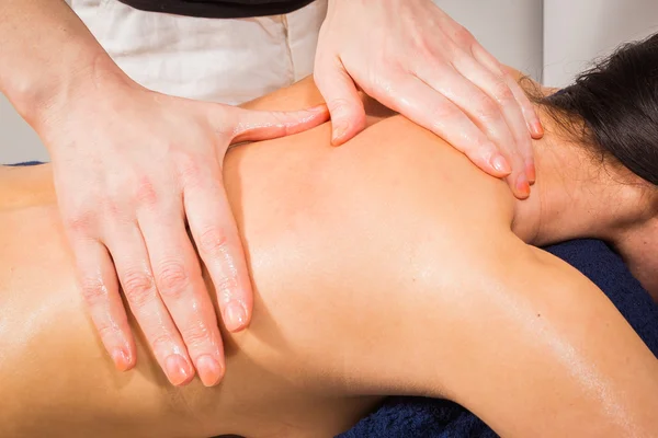 Kobieta relaksujący masaż dłoni — Zdjęcie stockowe