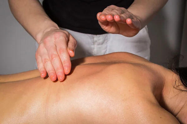 Mulher relaxante com massagem nas mãos — Fotografia de Stock