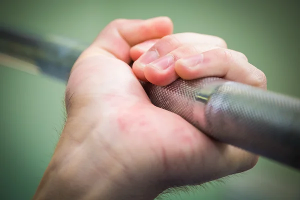 Hand met barbell — Stockfoto