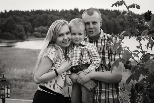 Familie in het park — Stockfoto