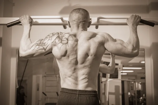 Чоловік з татуюванням у спортзалі — стокове фото