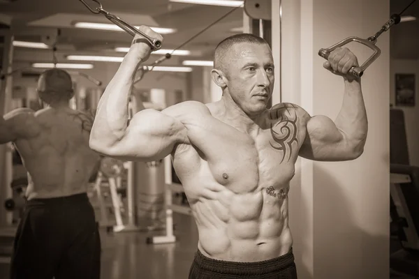 Mannen med tatuering i gymmet — Stockfoto