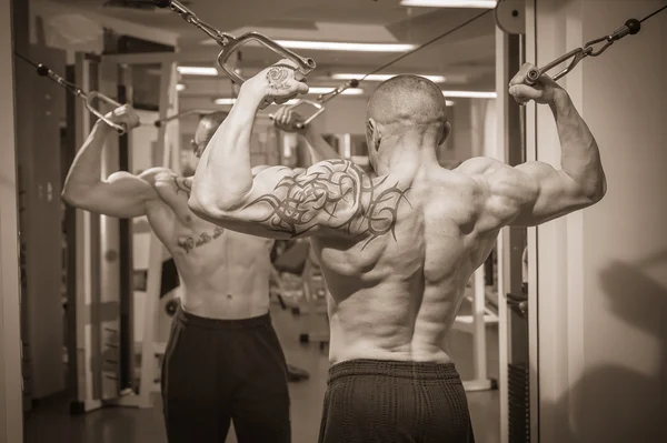 Uomo con tatuaggio in palestra — Foto Stock