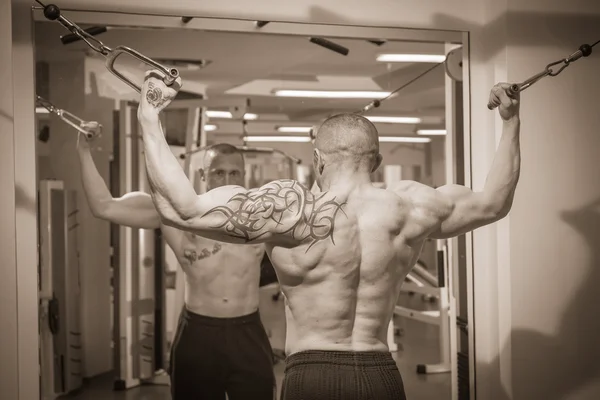 Hombre con tatuaje en el gimnasio — Foto de Stock