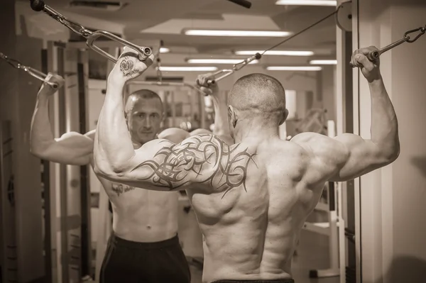 Hombre con tatuaje en el gimnasio —  Fotos de Stock