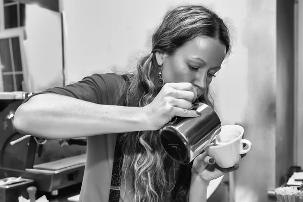 コーヒーを作る女性 — ストック写真