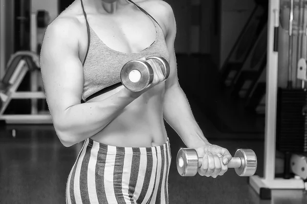 Kadın uygulama dumbbells ile — Stok fotoğraf