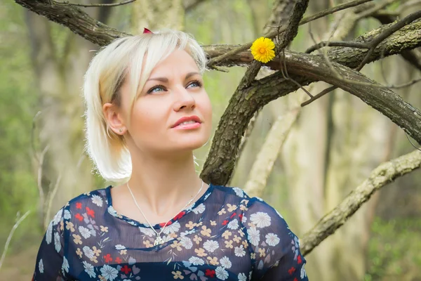 Mujer en el bosque — Foto de Stock