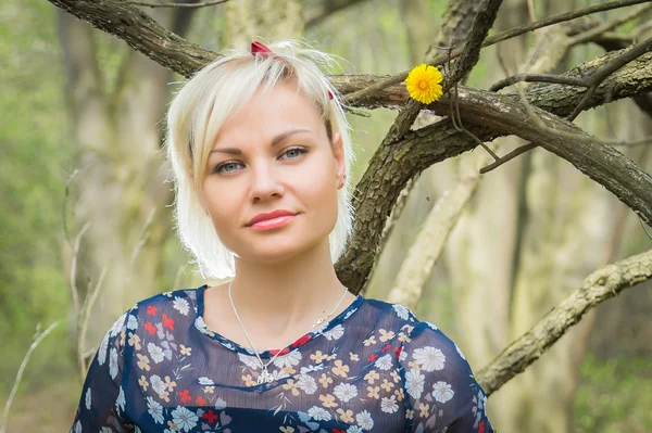 Frau im Wald — Stockfoto