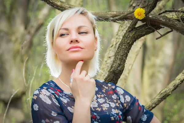 Vrouw in het bos — Stockfoto