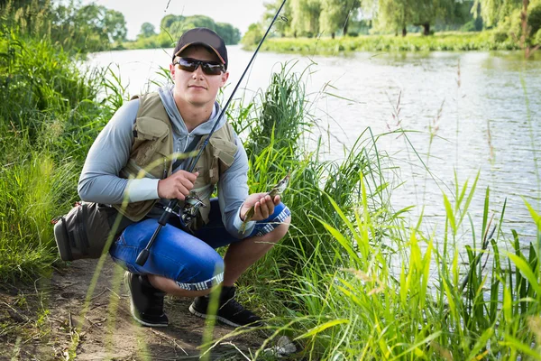 Visser op de oever van de rivier. — Stockfoto