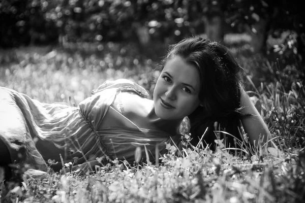 Brunette couchée dans l'herbe — Photo