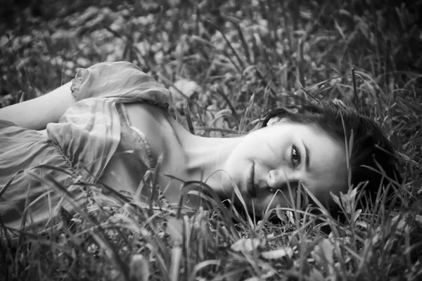 Brunette lying in the grass — Stock Photo, Image