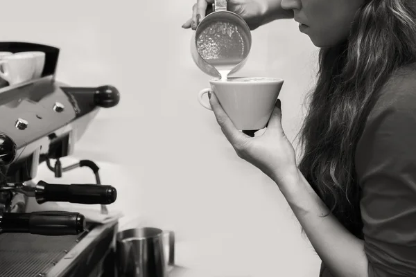 Frau kocht Kaffee — Stockfoto