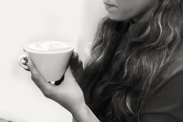 Frau kocht Kaffee — Stockfoto