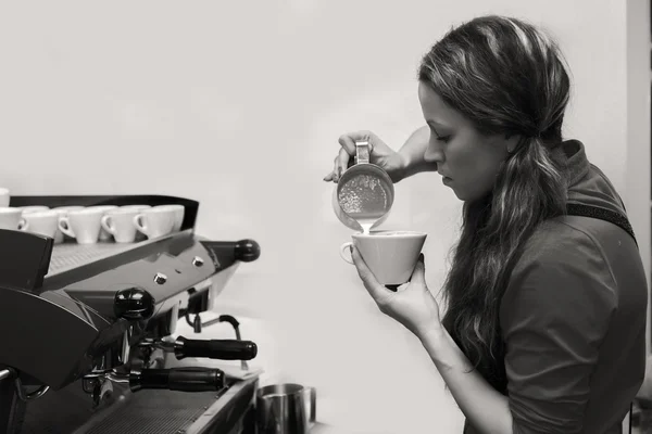 Femme faisant du café — Photo