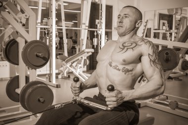 adam dövme salonunda