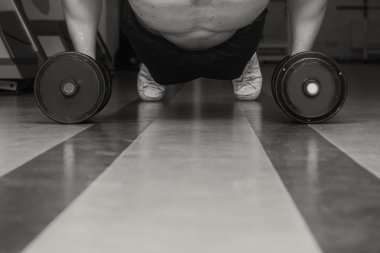 ağır dumbbell ile egzersiz yapan erkek