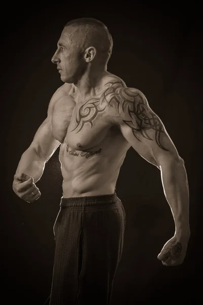 Homem musculoso com tatuagens — Fotografia de Stock
